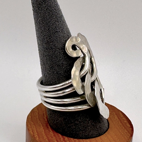 Elegant hammered sterling silver swirl design ring - size 7 - Picture 3 of 5